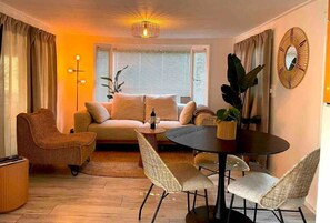 TV - Unique chalet in the Veluwe with air conditioning (Putten)
