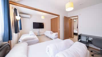 3 sovrum, skrivbord, strykjärn/strykbräda och resesäng