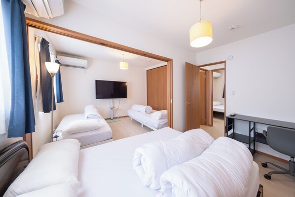 3 chambres, bureau, fer et planche à repasser, lit parapluie