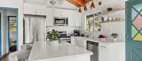 Refrigerador, microondas, horno y parrilla de estufa