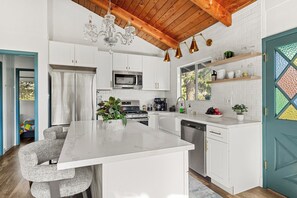 Kjøleskap, mikrobølgeovn, ovn og kokeplater