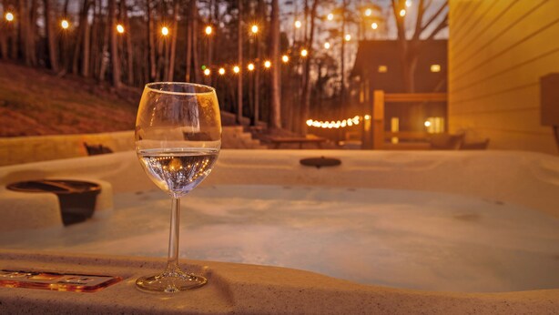 Ein Glas Wasser in einer Hotte mit Lichterketten im Hintergrund.