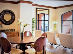 Dining - Spacious 3-bedroom condo with ocean views and all the amenities in superb Destin (Destin)