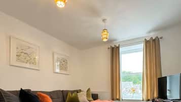 Classic Apartment | 4 bedrooms, premium bedding, laptop workspace, iron/ironing board