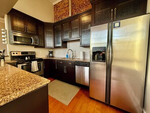 Réfrigérateur, micro-ondes, four, plaque de cuisson