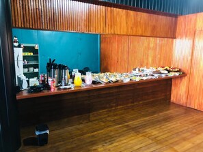 Petit déjeuner buffet servi les week-ends (30 BRL par personne)