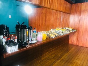 Buffet breakfast for a fee on weekends - Mirra Pousada (Penha)