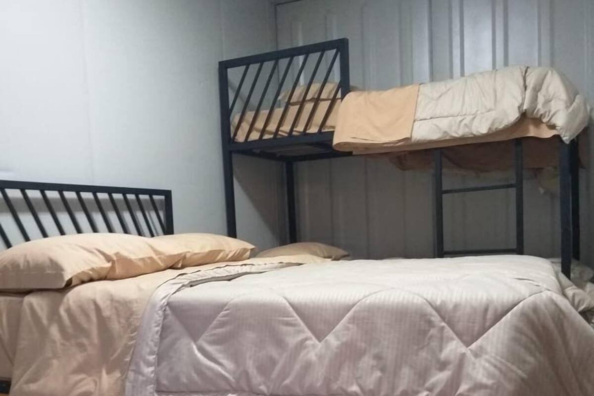 ベーシック 4 人部屋 | デスク、ノートパソコン用作業スペース、防音設備、WiFi (無料)