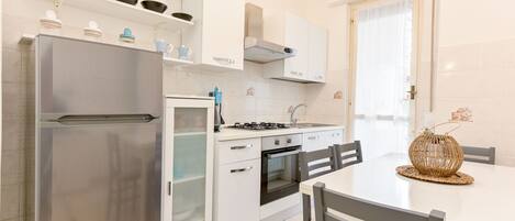 Kühlschrank, Ofen, Kochgeschirr/Geschirr/Besteck