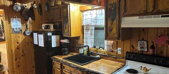 Cozy 2-bedroom cabin in awesome Blairsville with ac and wifi.