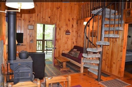 Cozy 2-bedroom cabin in awesome Blairsville with ac and wifi.