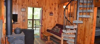 Cozy 2-bedroom cabin in awesome Blairsville with ac and wifi.