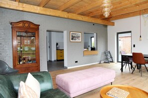 Unclassified image, 4 of 38, button