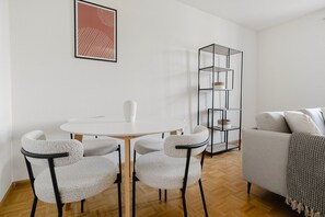 Dining - Blueground | Vorstädte, river view & furnished (Basel)