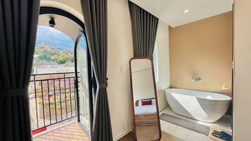 Suite Double with Bathtub | Free WiFi, bed sheets
