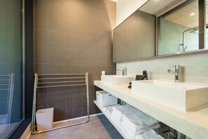 Family Room | Bathroom | Combined shower/bathtub, free toiletries, hair dryer, slippers - THE NINE STATES HOTEL KARATSU (Karatsu)