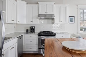 冷蔵庫、オーブン、コンロ、食器洗い機