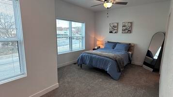 3 quartos, berço de viagem, Wi-Fi de cortesia, roupa de cama