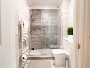 Een douche, een haardroger, handdoeken