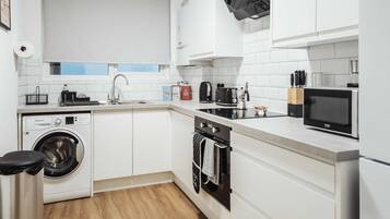 Refrigerador, microondas, horno y cafetera y tetera