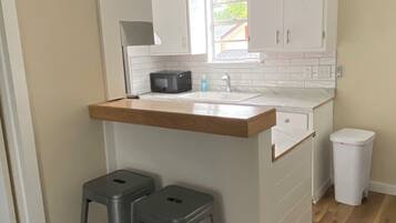 Fridge, coffee/tea maker