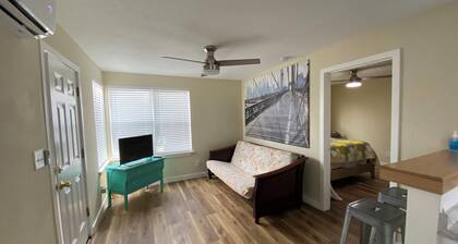 Oasis, 1-bedroom Apt. walk to all of downtown St. Augustine with WiFi, AC