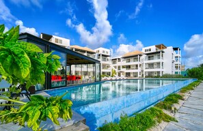 Una piscina al aire libre