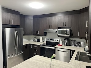 Fridge, microwave, oven, stovetop - Charming & Cozy apartment of 2 bedrooms with Free Parking (Gatineau)