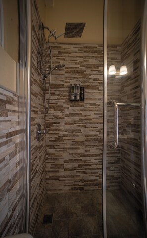 Douche, sèche-cheveux, serviettes fournies, savon