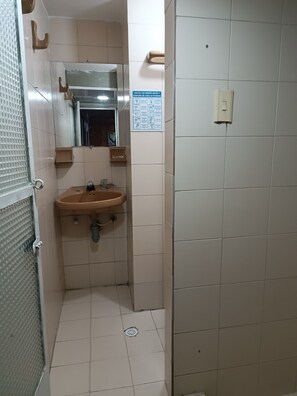 Shower, towels, soap, toilet paper - Hotel The Swit Real Centro (Tunja)