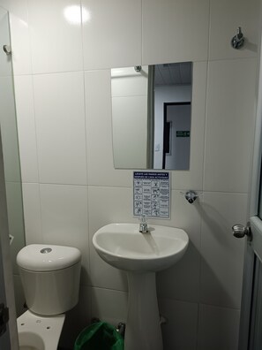Shower, towels, soap, toilet paper - Hotel The Swit Real Centro (Tunja)