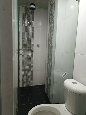 Shower, towels, soap, toilet paper - Hotel The Swit Real Centro (Tunja)
