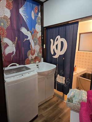 Hårtørrer, håndklæder, Sæbe, Toiletpapir