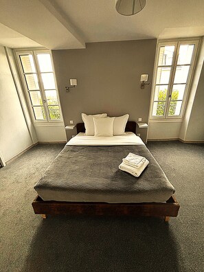 Basic-Doppelzimmer | Schreibtisch, laptopgeeigneter Arbeitsplatz, Verdunkelungsvorhänge