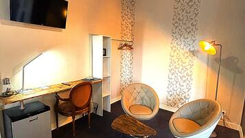 Habitación Deluxe doble | Escritorio, espacio para trabajar con un portátil, cortinas opacas