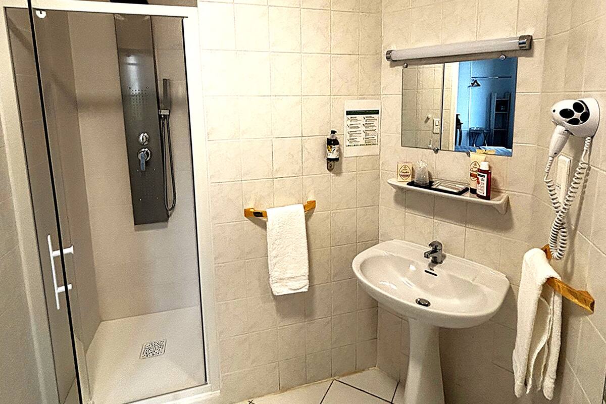 Habitación básica doble | Escritorio, espacio para trabajar con un portátil, cortinas opacas