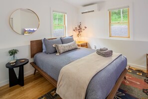3 habitaciones, escritorio y tabla de planchar con plancha 
