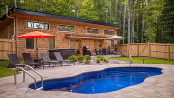 Una piscina al aire libre, una piscina climatizada