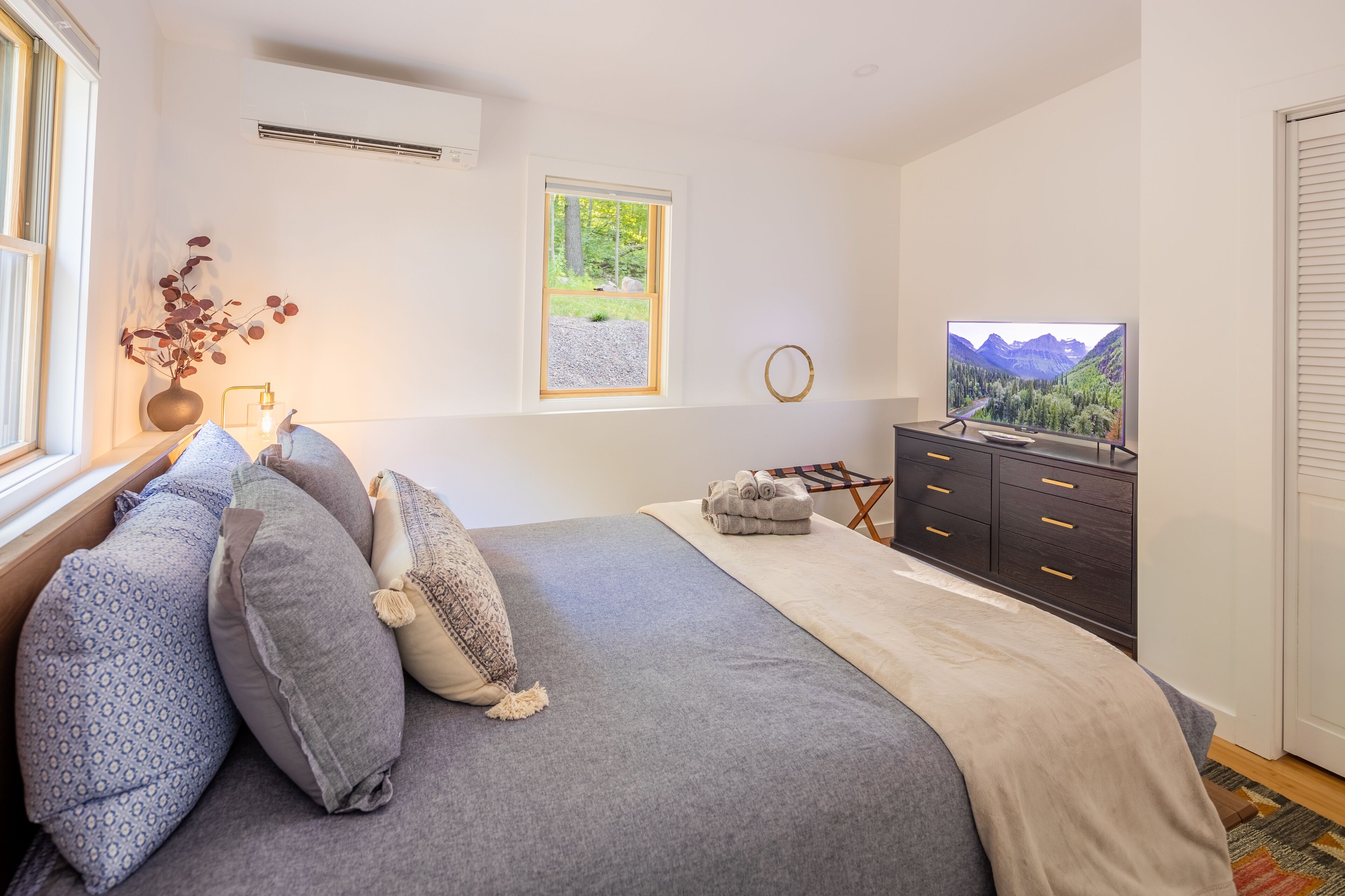 3 habitaciones, escritorio y tabla de planchar con plancha 