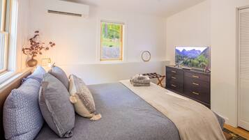 3 habitaciones, escritorio y tabla de planchar con plancha