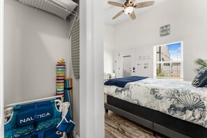 Escritorio, tabla de planchar con plancha, wifi gratis y ropa de cama 