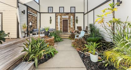 NEW TO VRBO! Sleeps 2, 10min walk to the White Sandy Shore with a Hot Tub at Tiny Treasure