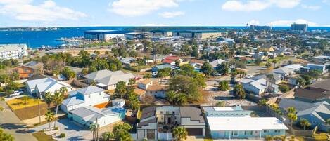 Vista aérea de una zona residencial con casas, calles y un puerto deportivo.