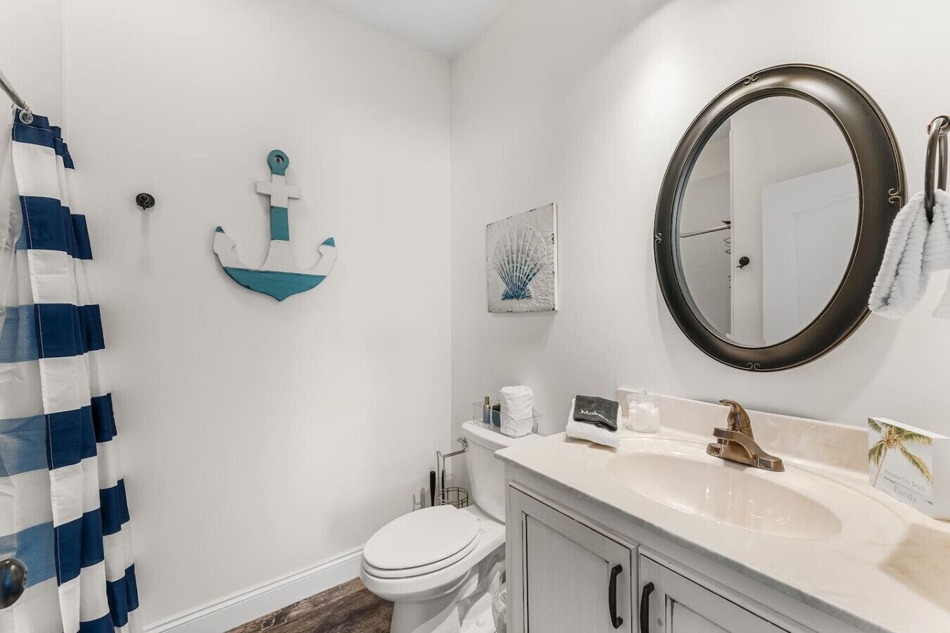 Douche, sèche-cheveux, serviettes fournies