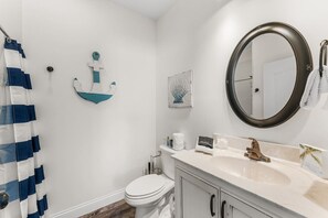 Douche, sèche-cheveux, serviettes fournies