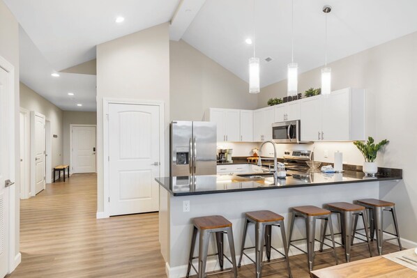 Fridge, microwave, oven, stovetop - Luxe 3-BD golf condo, Sleeps up to 10 guests.- Close to Everything! (Branson)