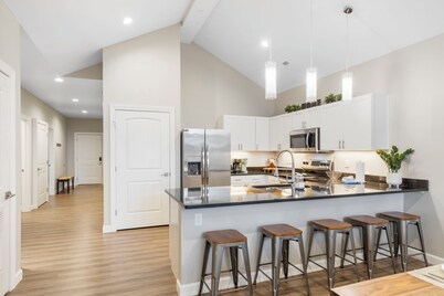 Luxe 3-BD golf condo, Sleeps up to 10 guests.- Close to Everything!