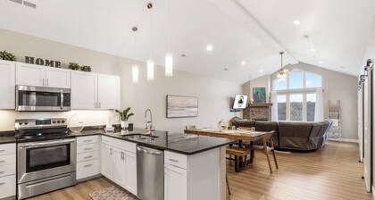 Luxe 3-BD golf condo, Sleeps up to 10 guests.- Close to Everything!