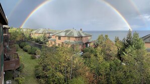 Ein Wohngebiet mit einem Haus, das ein großes, gewölbtes Dach und einen Blick auf den Ozean hat.