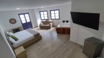 Luxury Room | Hypo-allergenic bedding available, minibar, WiFi (free)